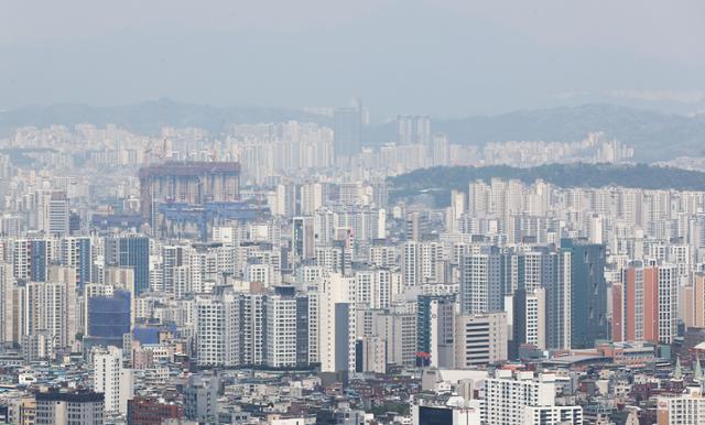 남산에서 바라본 서울시내 아파트. 13일 한국부동산원 발표에 따르면 5월 둘째 주 서울의 아파트값이 전주 대비 0.09% 상승했다. 연합뉴스