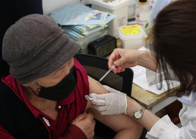 고령자가 10일 서울 용산구 '코로나19 예방접종센터'에서 백신 접종을 하고 있다. 뉴스1