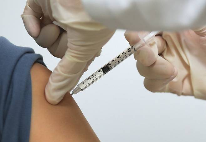 아스트라제네카(AZ) 백신 2차 접종이 본격적으로 진행된 14일 오전 서울 중랑구청 보건소에서 시민이 코로나19 백신을 맞고 있다. |연합뉴스