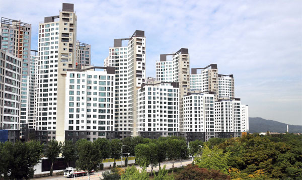 경기도 아파트 가운데 처음으로 전용면적 84㎡ 실거래가가 20억원을 기록한 과천 중앙동 과천 푸르지오 써밋 전경.  [매경DB]