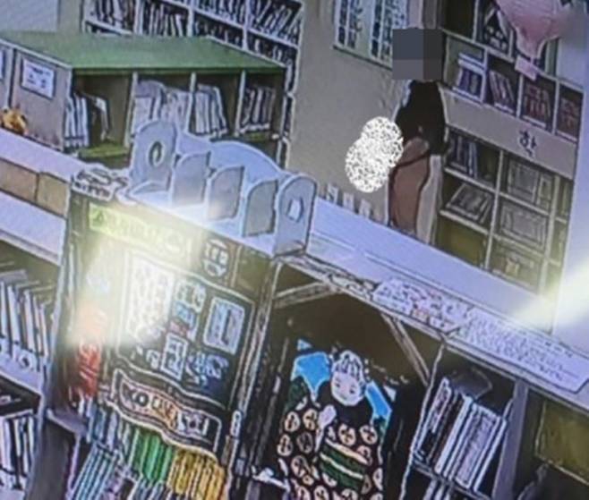 천안의 한 아파트 도서관에서 음란행위를 한 남성 때문에 소란이 일어났다./ 사진=페이스북 페이지 캡처