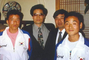 1994년 국가대표 시절 보스턴마라톤대회에 참가한 황영조(왼쪽)와 이봉주(오른쪽).
