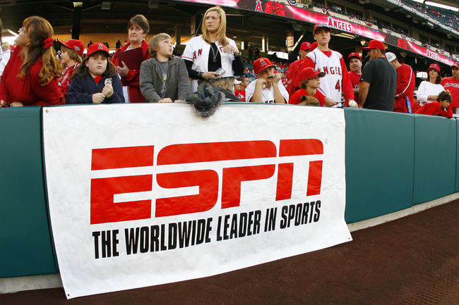 [선데이 나잇 베이스볼이 열린 LA 에인절스의 홈구장인 에인절 스타디움에 붙은 ESPN 로고.<ESPN 프레스 제공>