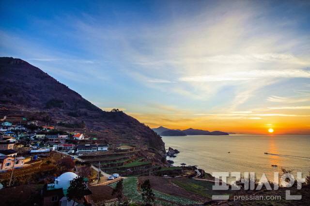 ▲가천다랭이마을 일출.ⓒ남해군