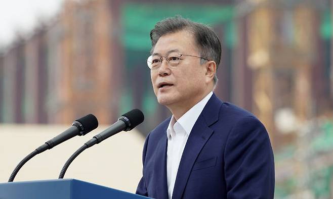 문재인 대통령이 13일 오후 경기도 평택시 삼성전자 평택단지 3라인 건설현장에 마련된 야외무대에서 열린 ''K-반도체 전략 보고''에서 발언하고 있다. 연합뉴스