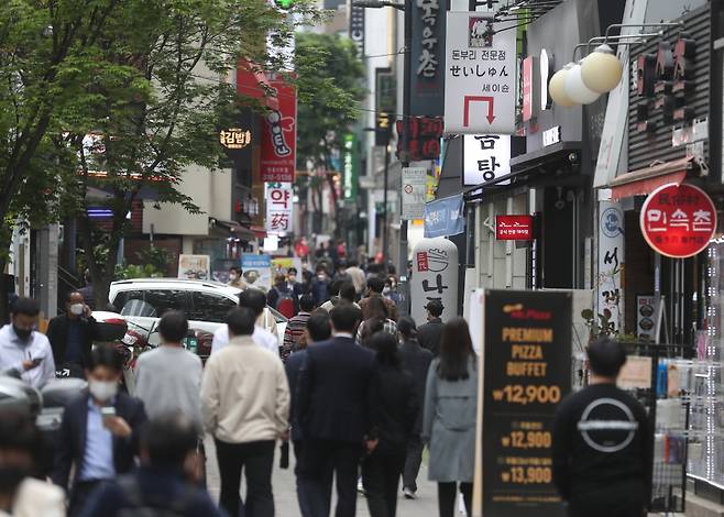 기획재정부는 5월14일 발간한 '최근 경제동향'에서 "내수의 완만한 개선 흐름이 나타난다"고 말했다. 사진은 10일 점심시간 서울 중구 명동 식당가 모습 ⓒ연합뉴스