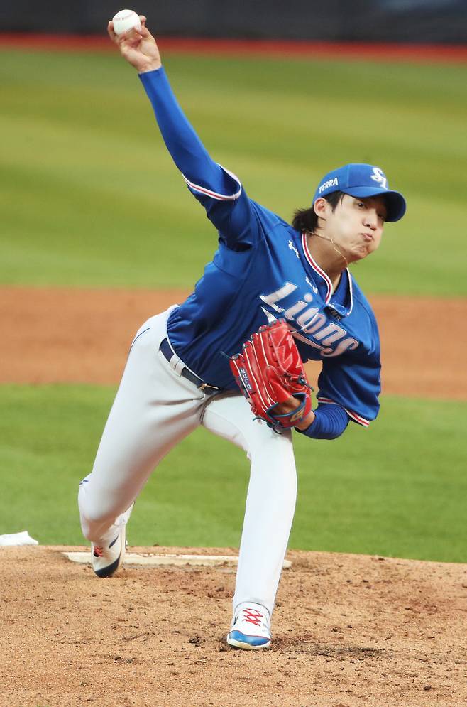 지난 13일 수원 KT전에서 역투하고 있는 삼성 원태인. 연합뉴스