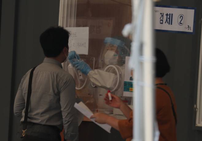 14일 서울역 임시선별검사소 모습 연합뉴스