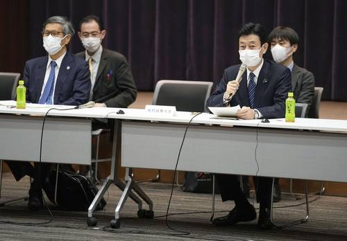 (도쿄 교도=연합뉴스) 니시무라 야스토시(西村康稔) 일본 경제재생상이 14일 코로나19 대책 분과회에서 군마현 등 5개 지역에 '만연방지 등 중점조치'를 추가로 적용하겠다고 밝히고 있다.