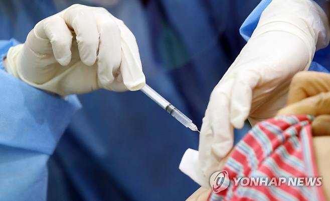 코로나19 백신 접종 모습 [연합뉴스 자료사진]