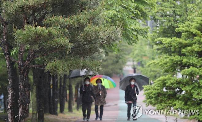 우산 쓰고 나란히 [연합뉴스 자료사진]