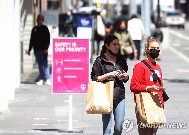 미국 샌프란시스코에서 쇼핑백을 들고 있는 행인들 [AFP/게티이미지=연합뉴스]