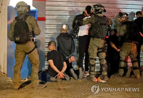 이스라엘 중부 로드에서 소요사태를 일으킨 아랍계 체포 [AFP=연합뉴스]