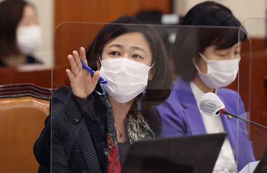 황보승희 국민의힘 의원이 23일 국회에서 열린 과학기술정보방송통신위원회 종합감사에서 정재훈 한국수력원자력 사장에게 질의하고 있다. 사진=뉴시스