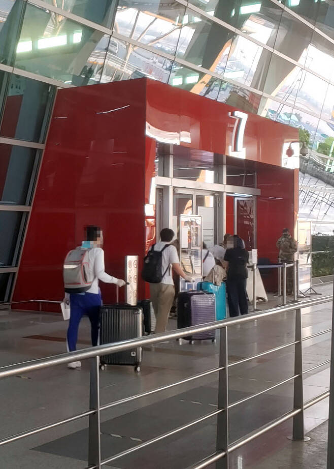 인도 교민들이 14일 오후(현지시간) 한국행 특별기 탑승을 위해 인도 수도 뉴델리 인디라간디국제공항으로 들어서고 있다. 이들은 신종 코로나바이러스 감염증(코로나19) 확산을 피해 아시아나항공 편을 통해 귀국길에 올랐다. (사진=연합뉴스)