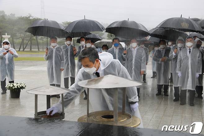 김승남 더불어민주당 전남도당위원장이 15일 국립 5·18민주묘지를 참배하고 있다. © 뉴스1