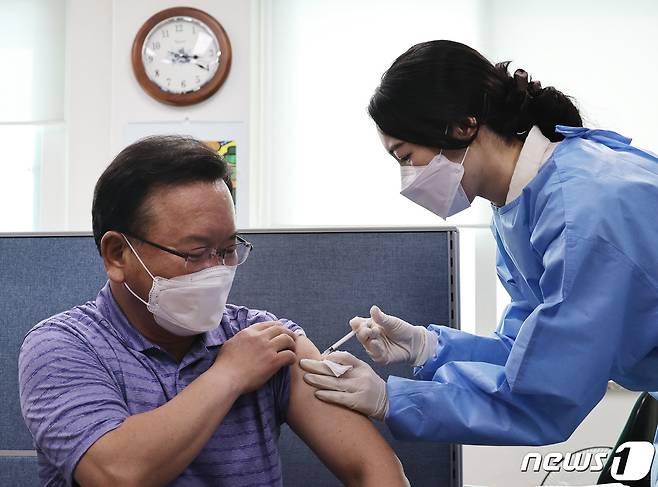 김부겸 신임 국무총리가 14일 오후 서울 종로구보건소에서 신종 코로나바이러스 감염증(코로나19) 아스트라제제카(AZ)백신을 접종받고 있다. 2021.5.14 /뉴스1 © News1 송원영 기자