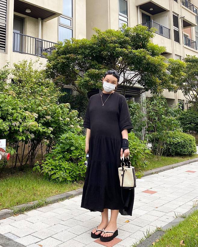 Bae Yoon Jin said through his instagram on the 15th, Taegyo Travel Jeju Island, which I wanted to come to because it is Travel and well for the next few years.I feel better even if I stay in the hostel without anything. Gold is comfortable. In the photo, Bae Yoon Jin, who left for Jeju Island, showed a chic fashion with a comfortable black dress.Since the child is born, she has to concentrate on childcare, so for the time being, she has a good time before the birth of Bae Yoon Jin.Meanwhile, Bae Yoon Jing married an 11-year-old non-entertainer in 2019; she was celebrated for having successfully pregnancy with a test tube procedure last year