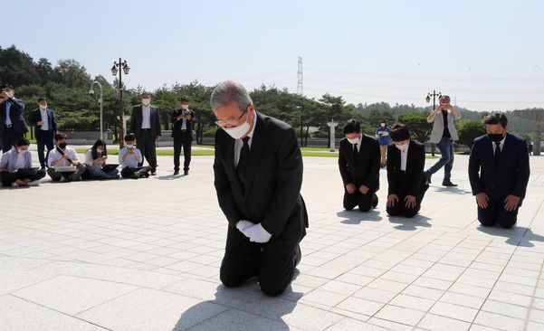 김종인 전 비상대책위원장이 지난해 8월 19일 오전 광주 북구 국립 5·18 민주묘지를 당 관계자들과 함께 참배하고 있다. /연합뉴스