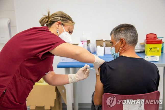 이탈리아 마테라 백신접종센터에서 한 남성이 코로나19 백신을 맞고 있다.ⓒ연합뉴스