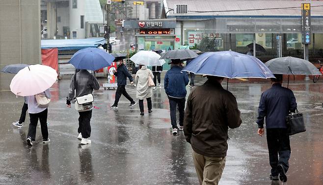 수도권 지역에 비가 내린 지난 4일 오전 서울역에서 시민들이 우산을 쓴 채 걸어가고 있다. 연합뉴스