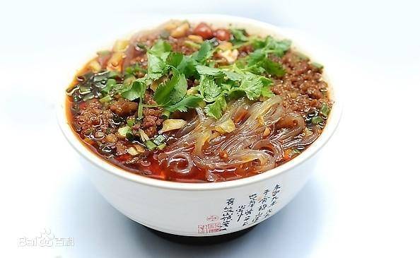 당면과 양념을 기본으로 땅콩, 청경채, 고수 등 고명을 얹으면 완성도가 높아진다. 바이두백과