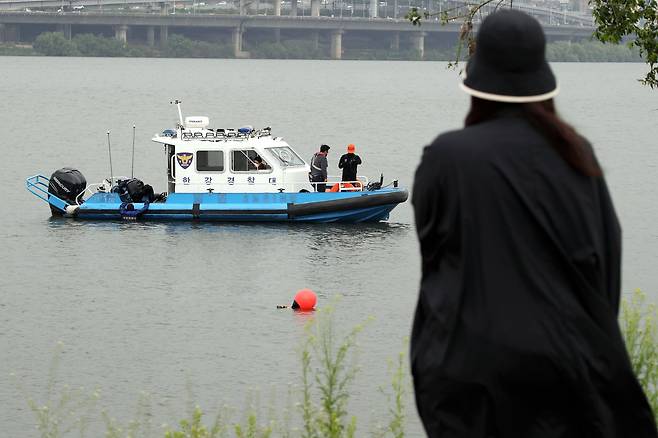 경찰이 서울반포한강에서 수중 수색 작업을 벌이고 있다. 뉴스1