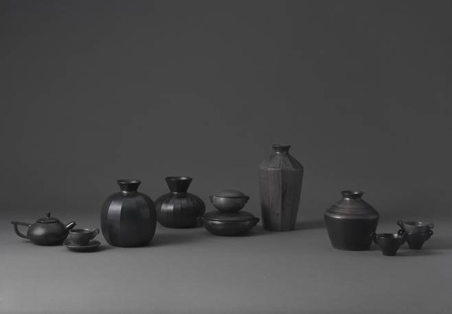 Kitchenware made by Jeong Young-rak who incorporated Korean onggi-making skills in the process. (Korea Cultural Heritage Foundation)