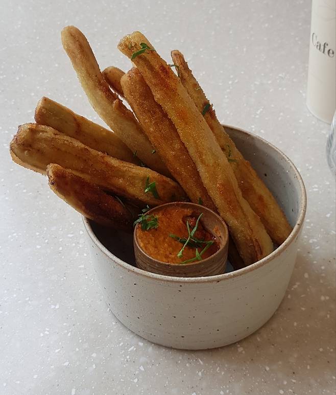 Bistro Antrho's eggplant fries served with smoky paprika-laced hummus. (Jean Oh / The Korea Herald)