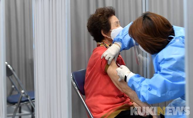 지난달 1일 서울 송파구 거여동 송파체육문화회관에 마련된 예방접종센터에서 어르신이 화이자 백신을 접종 받고 있다. 사진=사진공동취재단