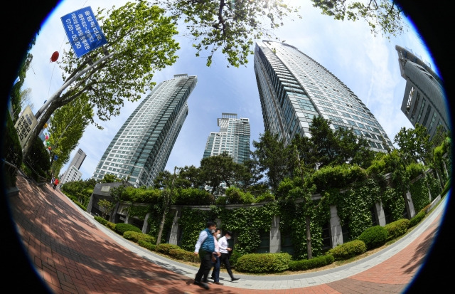 서울 강남구 삼성동 아이파크아파트 앞을 사람들이 지난 12일 지나가고 있는 모습. 이한결 기자