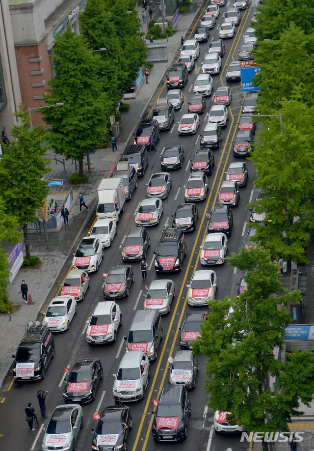 [광주=뉴시스] 변재훈 기자 = 민주노총 광주본부 조합원들이 5·18민주화운동 41주기를 사흘 앞둔 15일 오후 광주 금남로 일원에서 항쟁 당시 차량 행렬 시위를 재현하고 있다. 2021.05.15. wisdom21@newsis.com