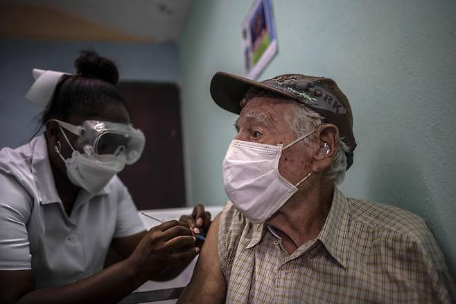 지난 14일 쿠바 하바나 외곽 병원에서 코로나19 백신을 맞고있는 쿠바 주민의 모습. 사진=AP 연합뉴스