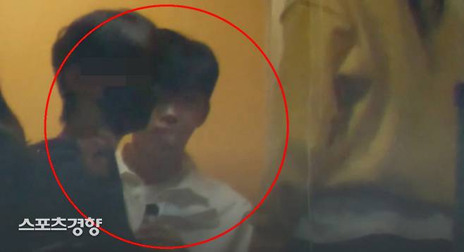 임영웅이 실내 흡연 논란에 대해 과태료를 부과하고 ‘무니코틴’이라는 입장을 전달했지만 오히려 관련법 개정 요구가 이어지고 있다. 경향신문 자료사진