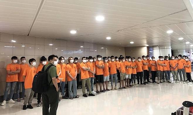 호찌민시에서 중국인 밀입국자들을 추방할 준비를 하고 있는 베트남 당국 [VN익스프레스 사이트 캡처. 재판매 및 DB 금지]