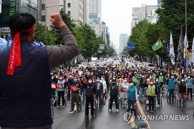 금남로에서 열린 전국노동자대회 (광주=연합뉴스) 조남수 기자 = 15일 오후 광주 금남로에서 열린 5·18민중항쟁 제41주년 정신계승 전국노동자대회에서 참가자들이 구호를 외치고 있다. 2021.5.15 iso64@yna.co.kr