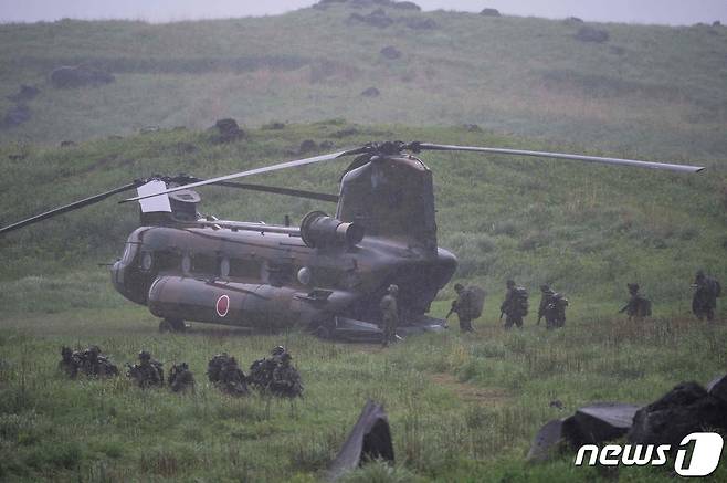 15일 일본 육상자위대와 미국 해병대가 미야자키현 에비노 기리시마 훈련장에서 연합훈련을 실시하고 있다. © AFP=뉴스1