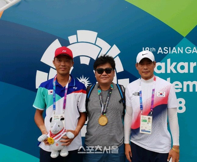 임교성(가운데) 수원시청 감독이 지난 2018 자카르타-팔렘방 아시안게임 때 정구 남자단식에서 금메달을 딴 자신의 소속팀 김진웅과 포즈를 취하고 있다. 옆은 한재원 코치. 수원시청 제공