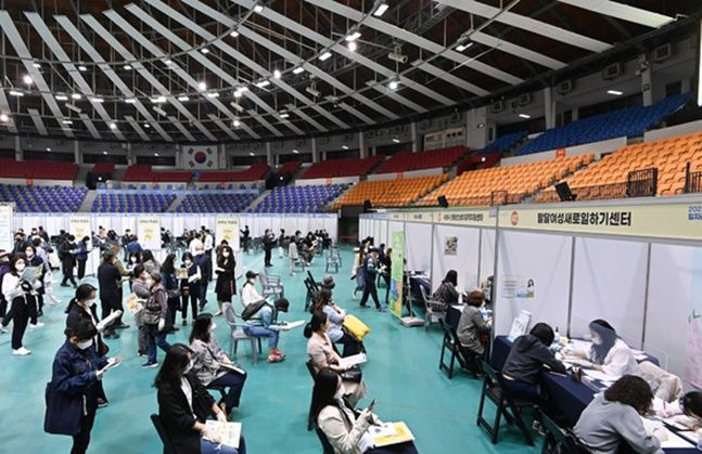 지난달 28일 오후 경기도 수원시 장안구 수원실내체육관에서 열린 '2021 수원시 일자리 박람회'에서 구직자들이 상담순서를 기다리고 있다ⓒ뉴시스