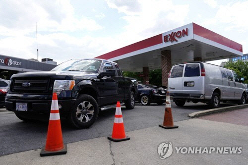 미국 워싱턴DC에서 주유를 위해 늘어선 차량. [EPA=연합뉴스]