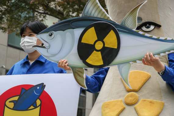 환경운동연합 회원들이 지난 12일 한국관광공사 서울센터 앞에서 '후쿠시마 방사선 오염수 대응 2차 전국행동 기자회견'을 열어 일본 정부의 후쿠시마 제1원자력발전소 내 방사성 오염수 해양 방류 결정을 규탄하고 있다. 사진=뉴스1