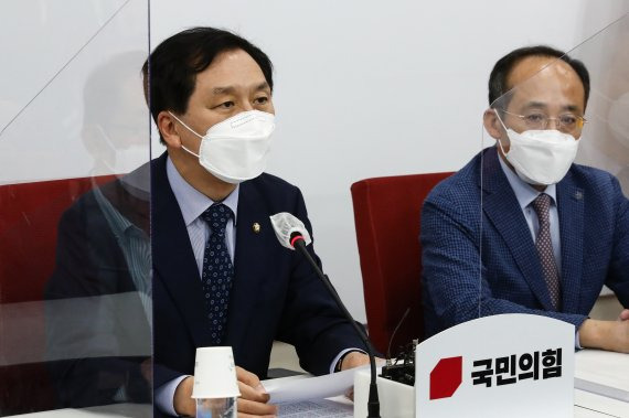 김기현 국민의힘 대표 권한대행 겸 원내대표(왼쪽)가 16일 오후 서울 여의도 국회에서 기자간담회를 하고 있다. 국회사진기자단