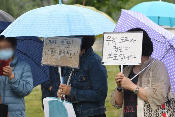 16일 서울 반포한강공원 수상택시 승강장 인근에서 열린 故 손정민씨 추모 집회에 많은 시민들이 우산을 쓴 채 자리를 지키고 있다. 참석자들은 손정민씨를 추모하며 사건의 진상규명을 촉구했다. 사진=김범석 기자