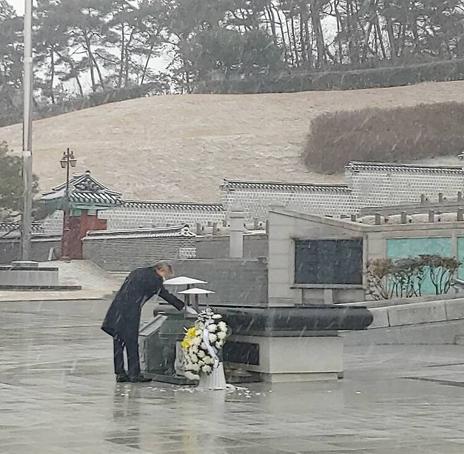 이재명 경기지사가 지난 1월28일 오후 광주 국립 5·18민주묘지에서 참배하고 있다. 연합뉴스