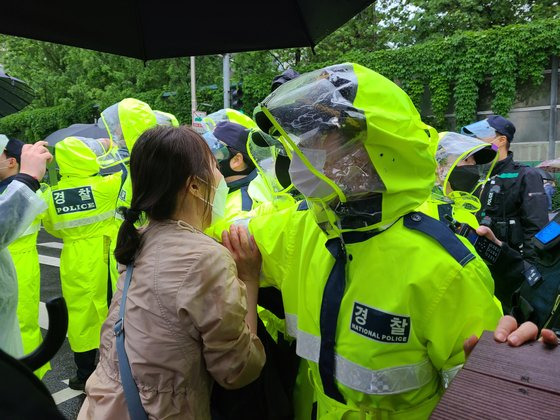 16일 서울 반포한강공원 수상택시 승강장 인근에서 열린 '고 손정민 군을 위한 평화집회' 참가자들이 경찰과 충돌을 빚고 있다. 권혜림 기자