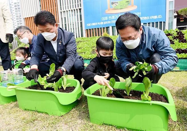 박남춘 인천시장(오른쪽)이 지난 15일 계양구 인천시 농업기술센터에서 열린 상자텃밭 보급행사에서 어린이와 함께 모종을 심고 있다. 인천시 제공