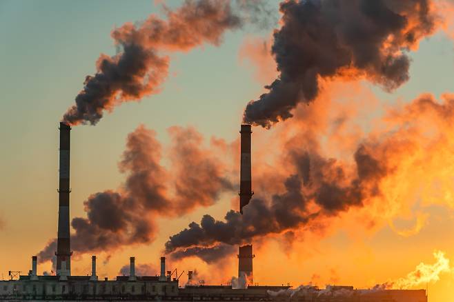 A view of smokestacks generating steam (123rf)