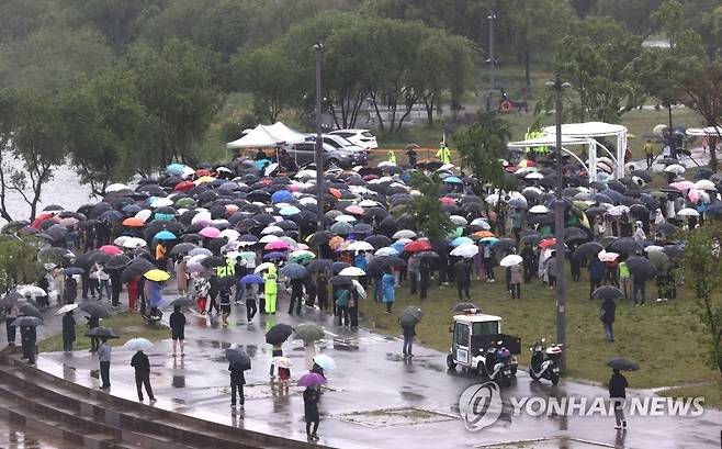 `한강 사망 대학생` 추모 공간 가득 메운 시민들 [사진 출처 = 연합뉴스]