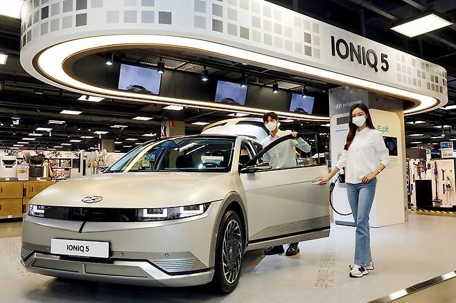 일렉트로마트에 전시 중인 아이오닉5  /사진제공=이마트