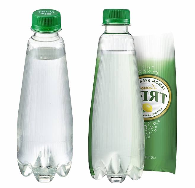 롯데칠성음료가 탄산수 브랜드 ‘트레비’의 라벨을 없앤 ‘트레비 ECO’ 350mL 제품을 출시했다. /사진=롯데칠성음료